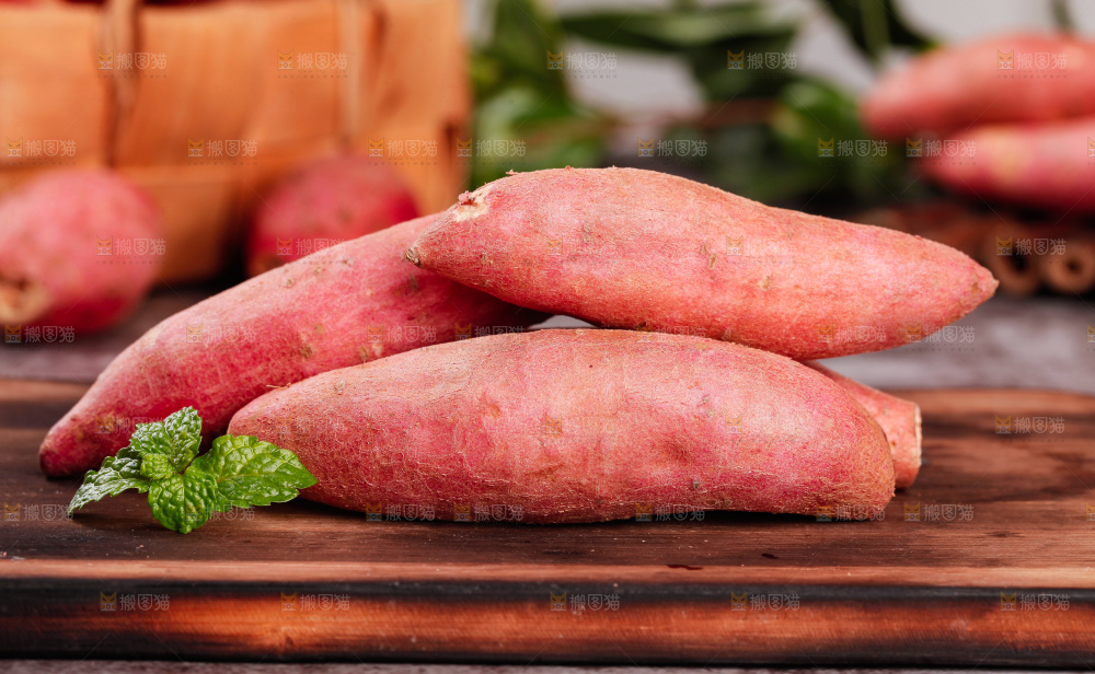 木底上放着新鲜小蜜薯