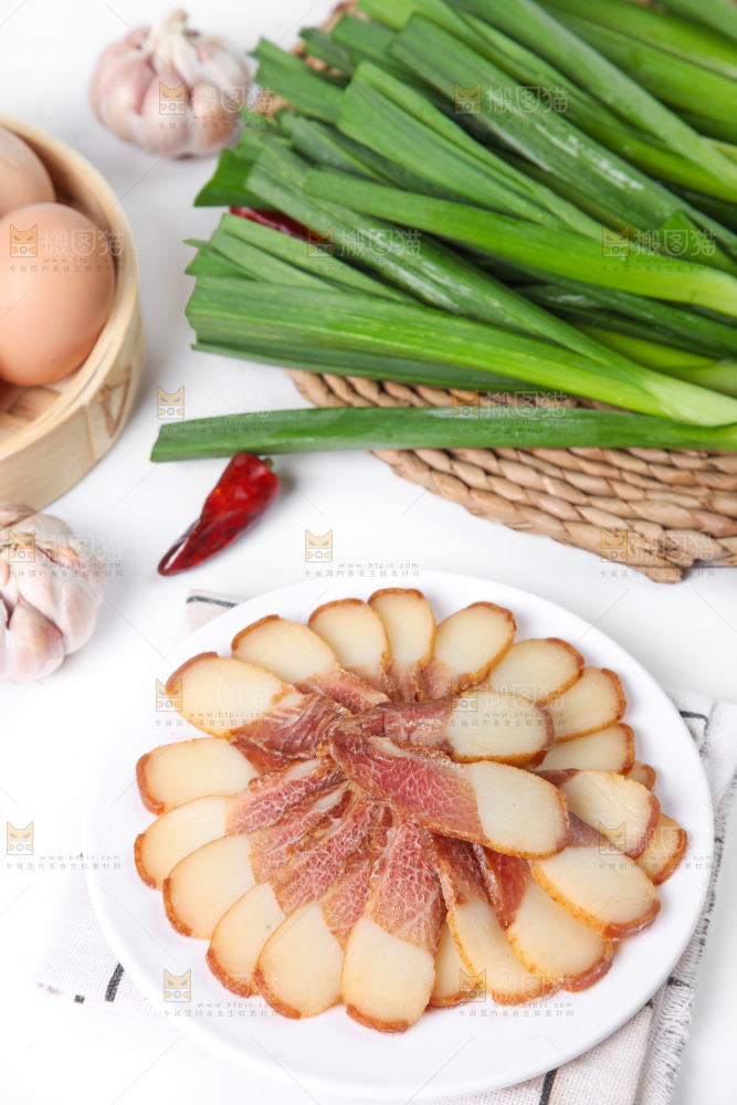 盘子里装着腊肉