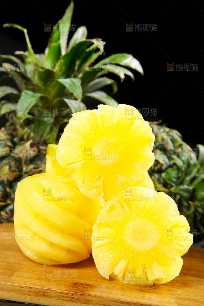 木板上放着泰国去皮小菠萝