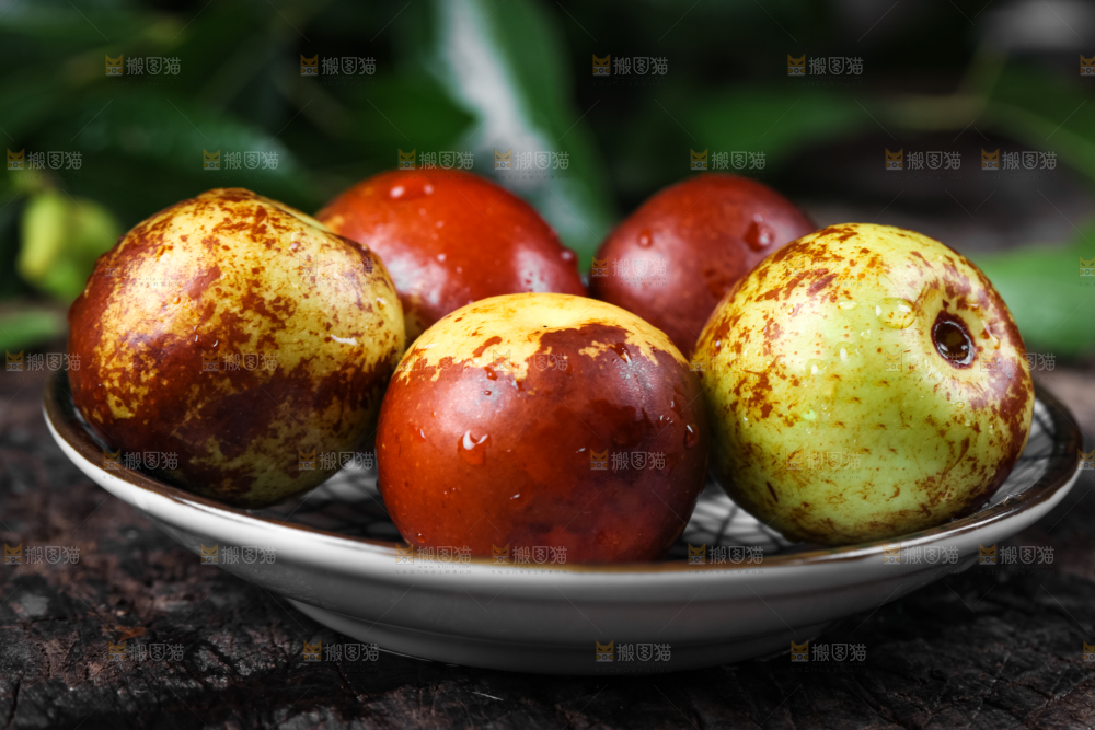深底上放着大荔冬枣