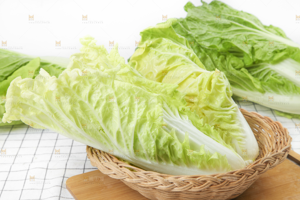 篮子里装着农家白菜