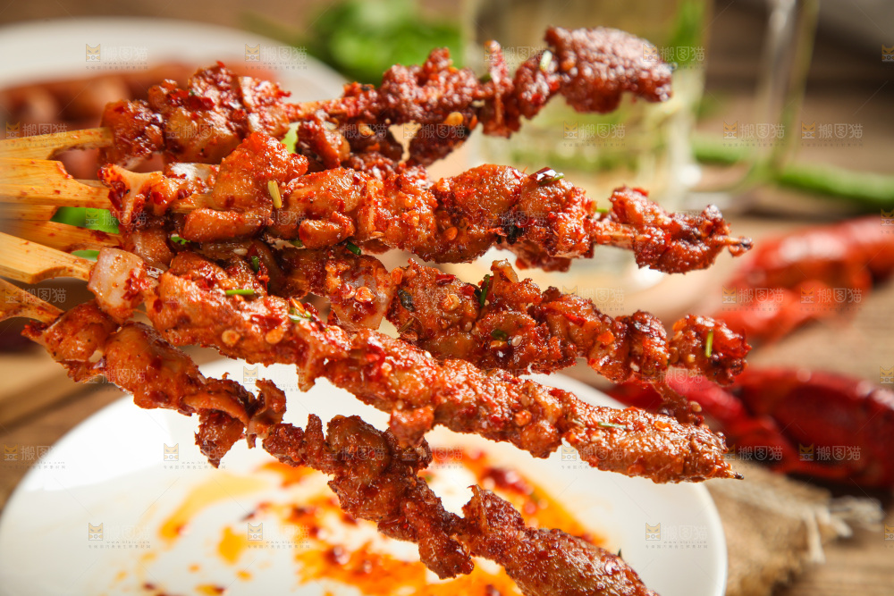 手拿肉串