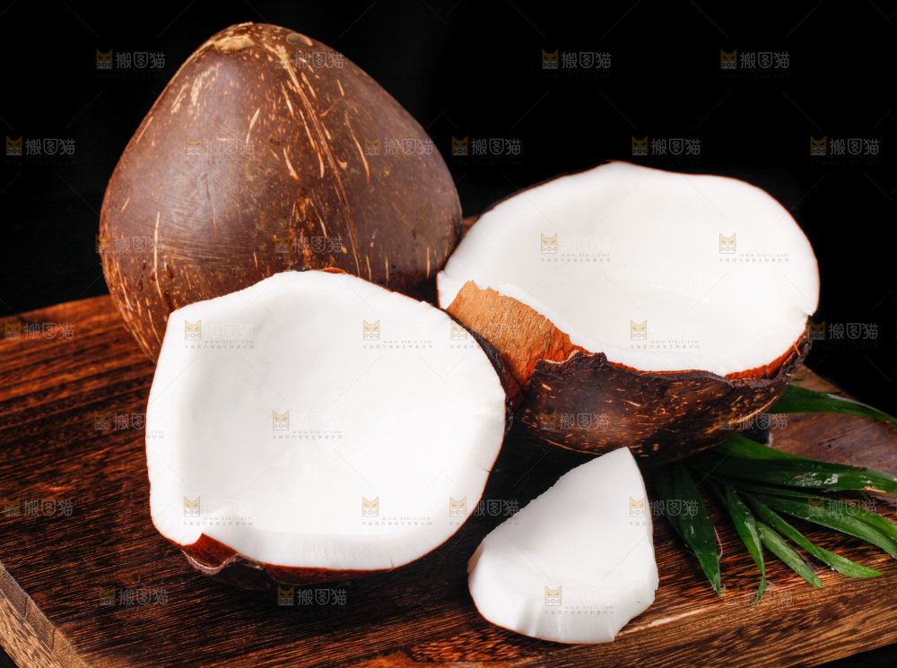 深底上放着海南椰皇