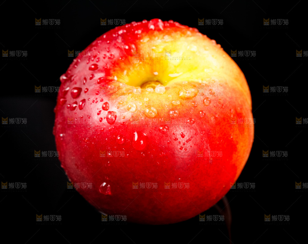黑底上放着新鲜油桃