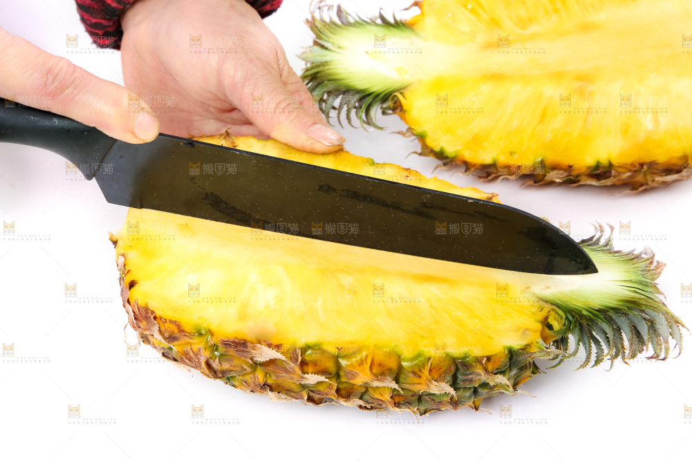 白底上放着菠萝