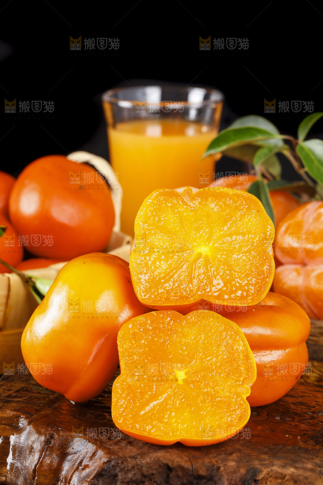 木板上摆放着易县磨盘柿子