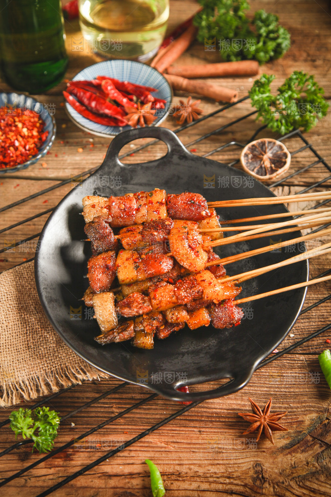 木底上放着一锅肉串