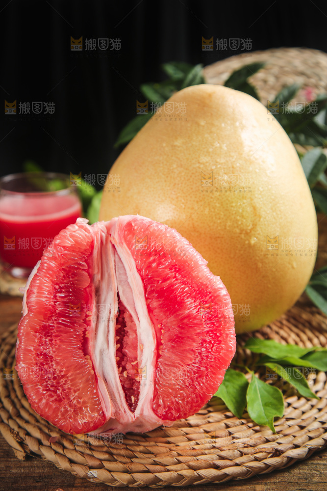 垫子上的蜜柚