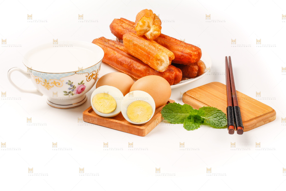 一盘鸡蛋油条放在白底上