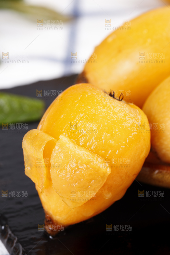 石板上的云南蒙自枇杷