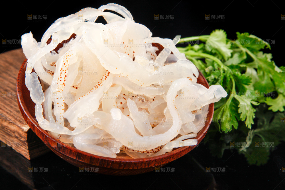 碗里装着白花海蜇丝