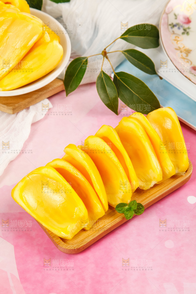盘子里的新鲜菠萝蜜