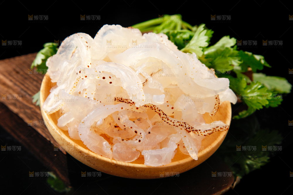 碗里装着白花海蜇丝