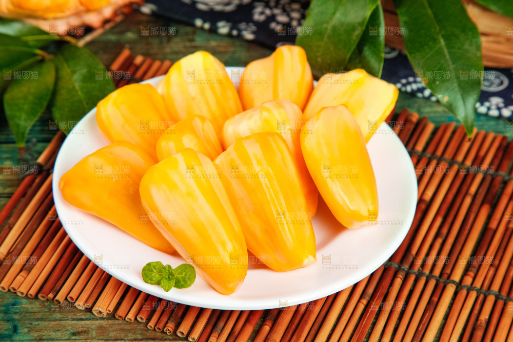 盘子里装红肉菠萝蜜