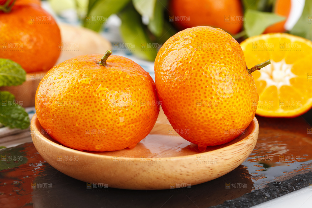 盘子里装着小蜜橘