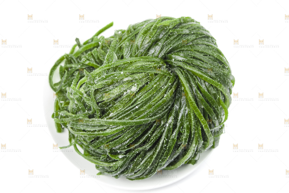 白底上的盐渍海带丝