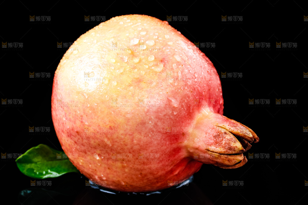 黑底上放着新鲜石榴