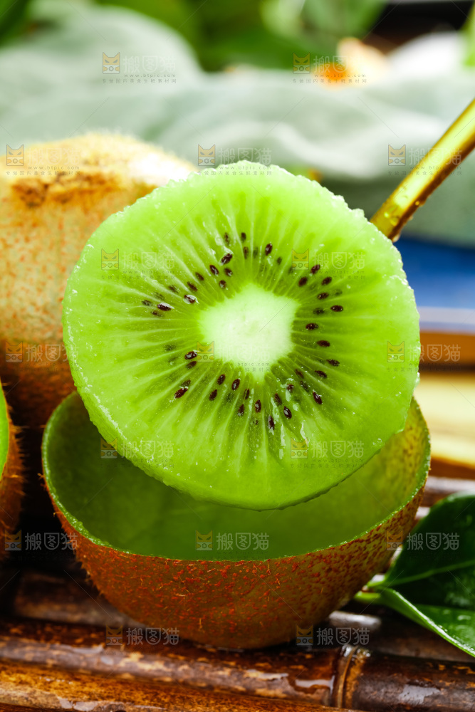竹底上放着徐香绿心猕猴桃