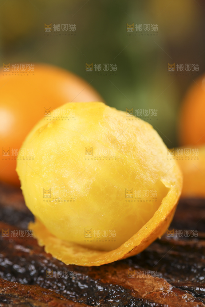 木底上放着新鲜金钱桔