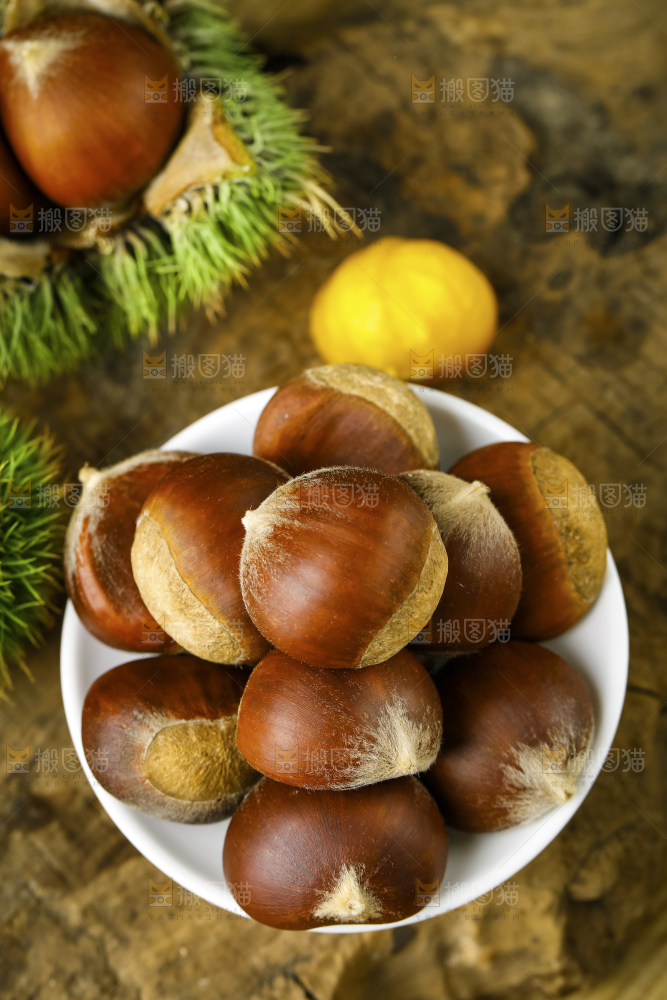 碟子里放着板栗