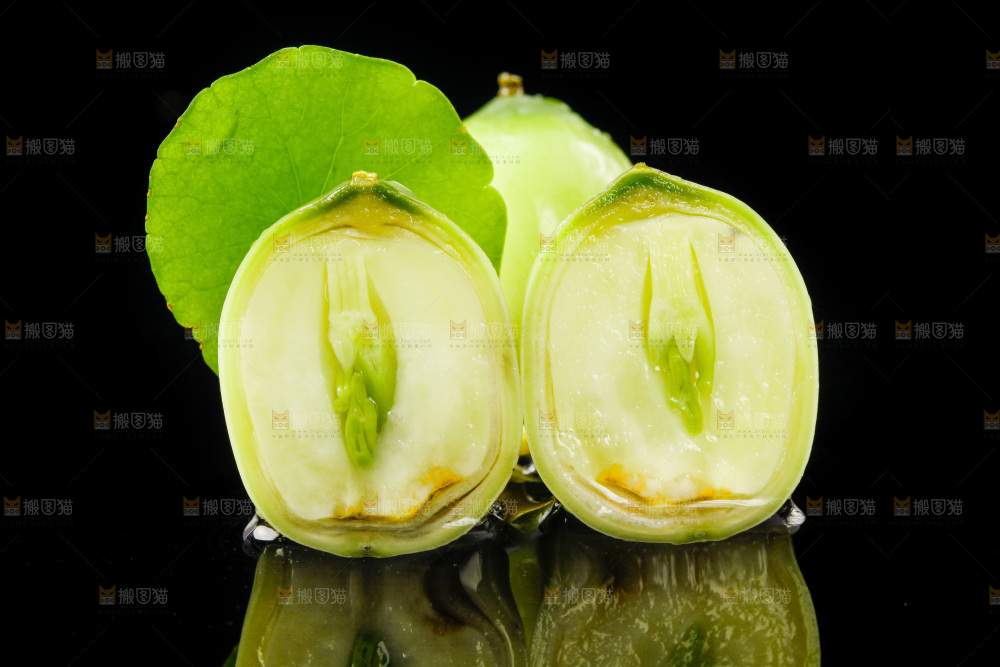 黑底上放着新鲜莲子