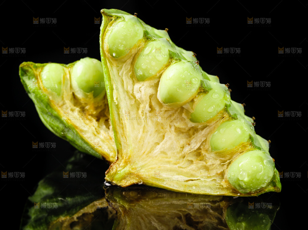 水果莲蓬放在黑底上