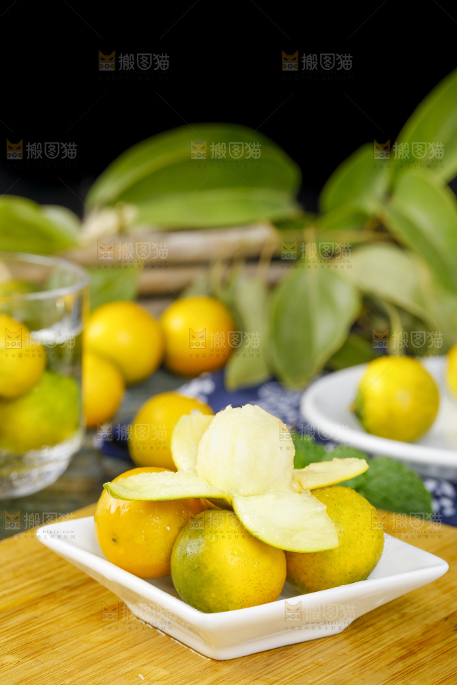 木板上放着脆皮金桔