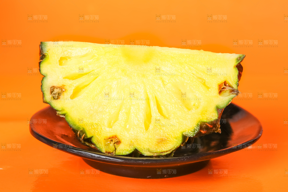 盘子里装着泰国小菠萝