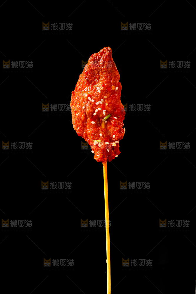黑底上的肉串