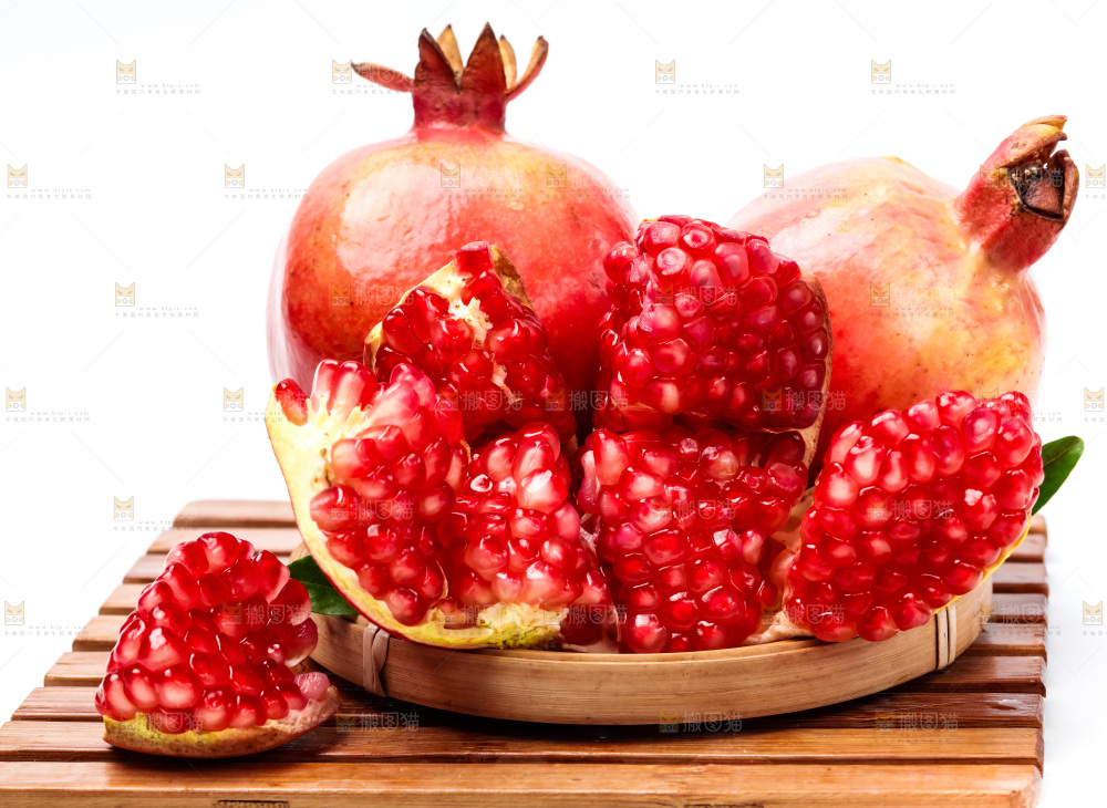 木板上放着软籽石榴