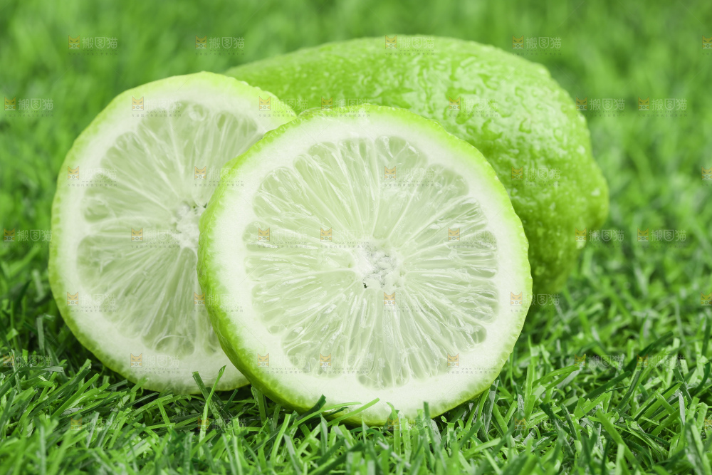 草地上放着香水青柠檬