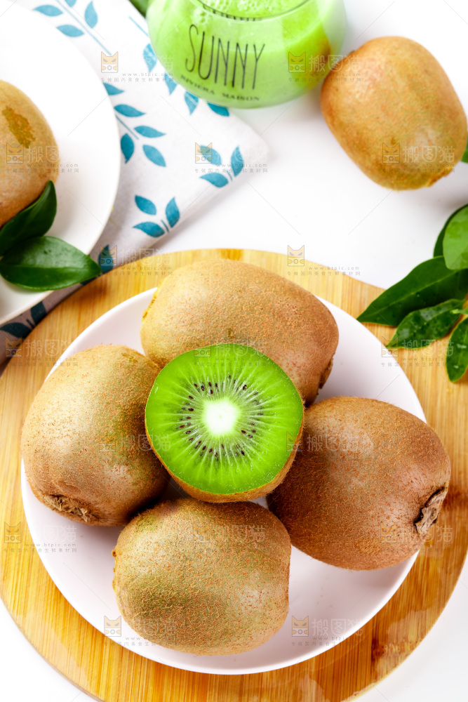 木板上放着一盘陕西猕猴桃