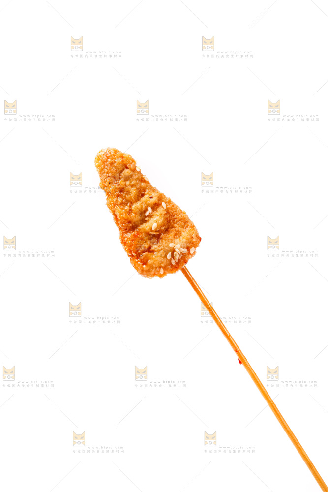 白底上的肉串