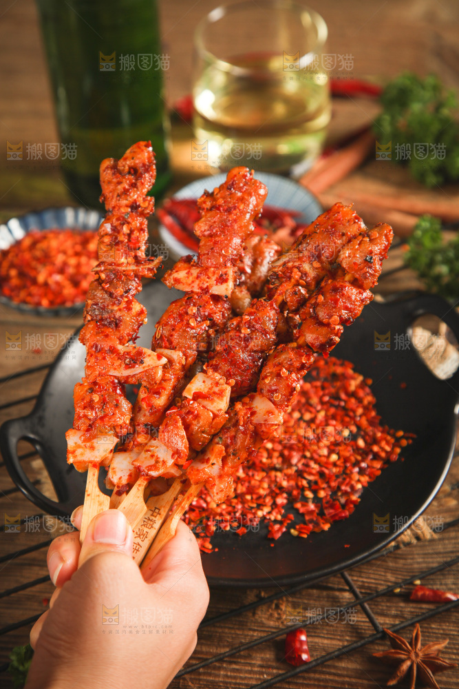 手拿一把肉串
