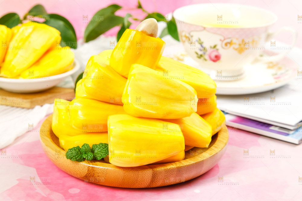 盘子里的新鲜菠萝蜜