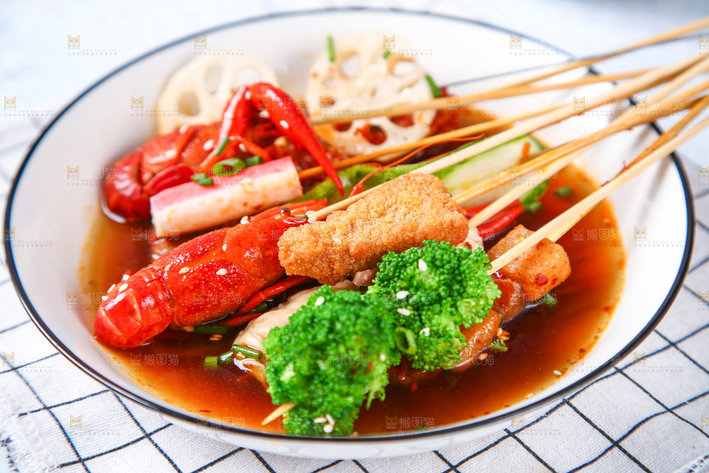 浅底上放着一碗冷锅串串