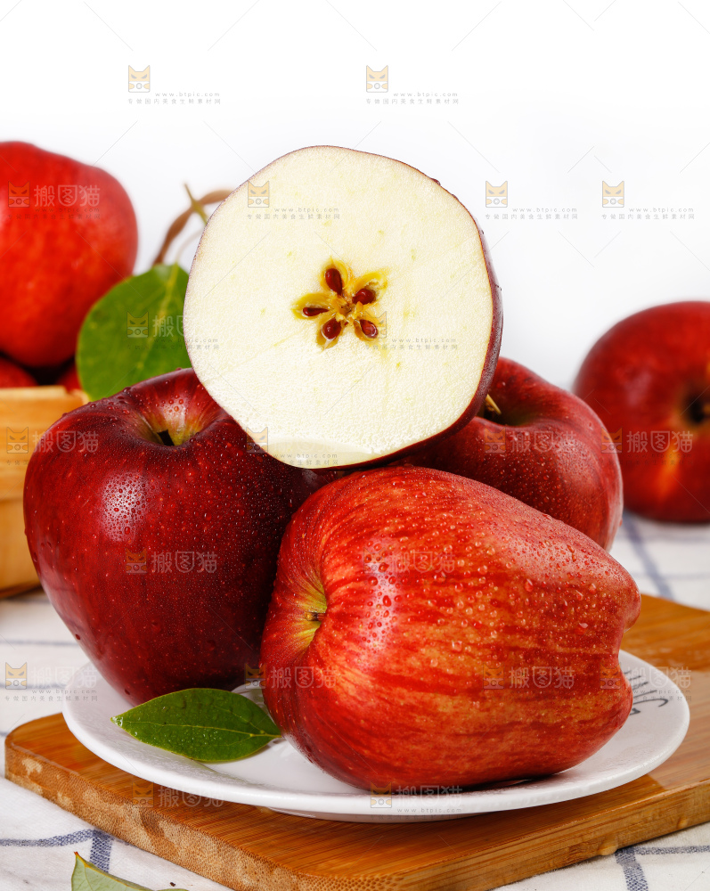 盘子里装着甘肃花牛苹果