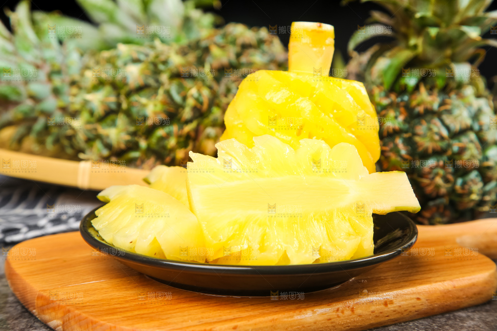 碟子里装着泰国削皮小菠萝