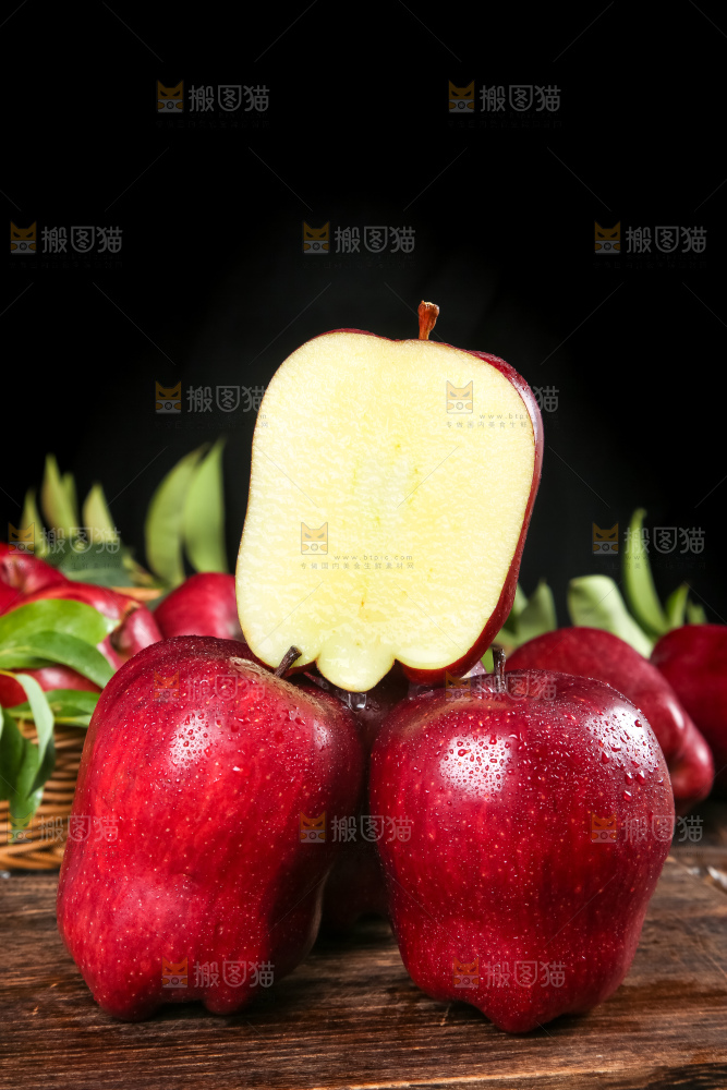 木板上摆放着进口红蛇果