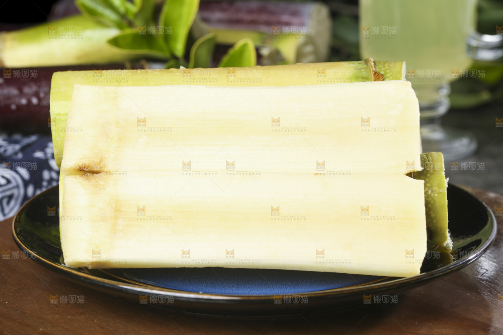 木板上放着白玉甘蔗