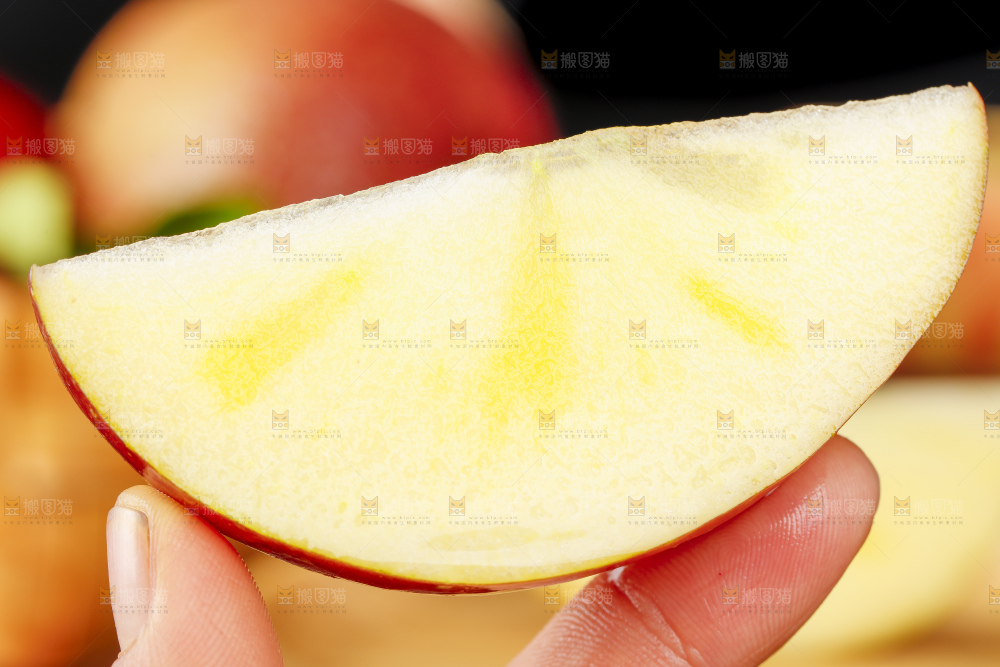 手里拿着新鲜丑苹果