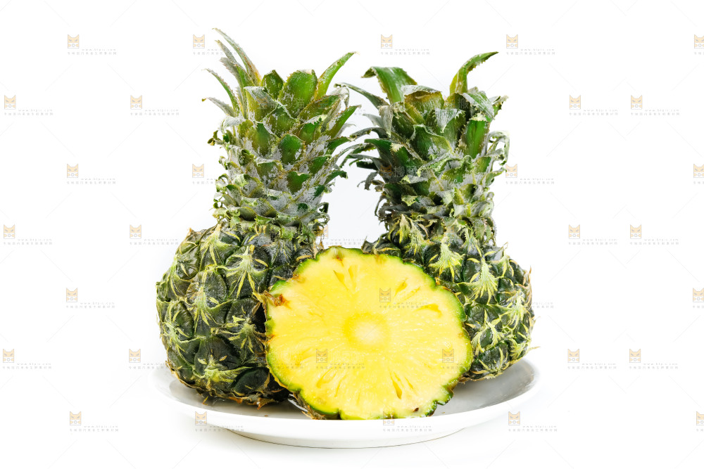 盘子里的泰国去皮小菠萝