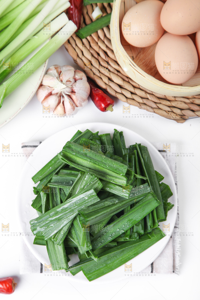 盘子里装着红根蒜苗