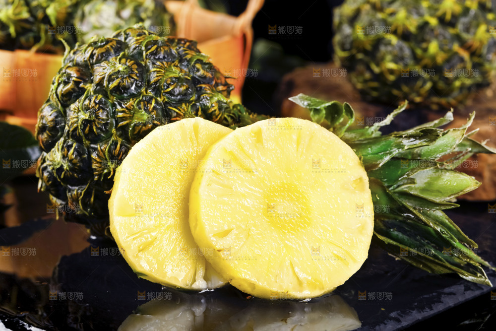 黑石板上的泰国香水小菠萝