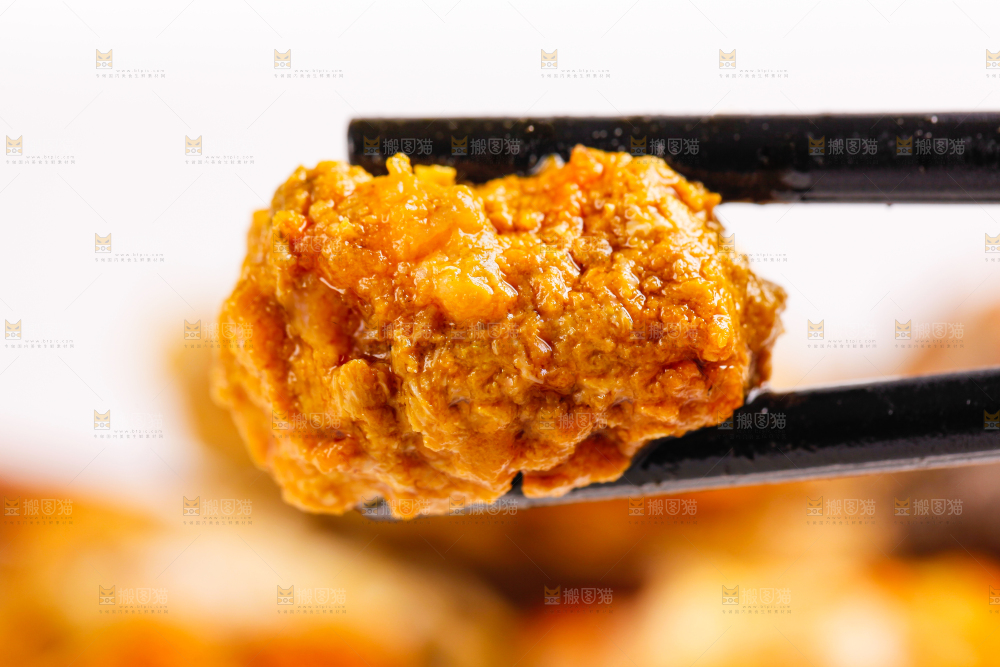 筷子上夹着清蒸螃蟹