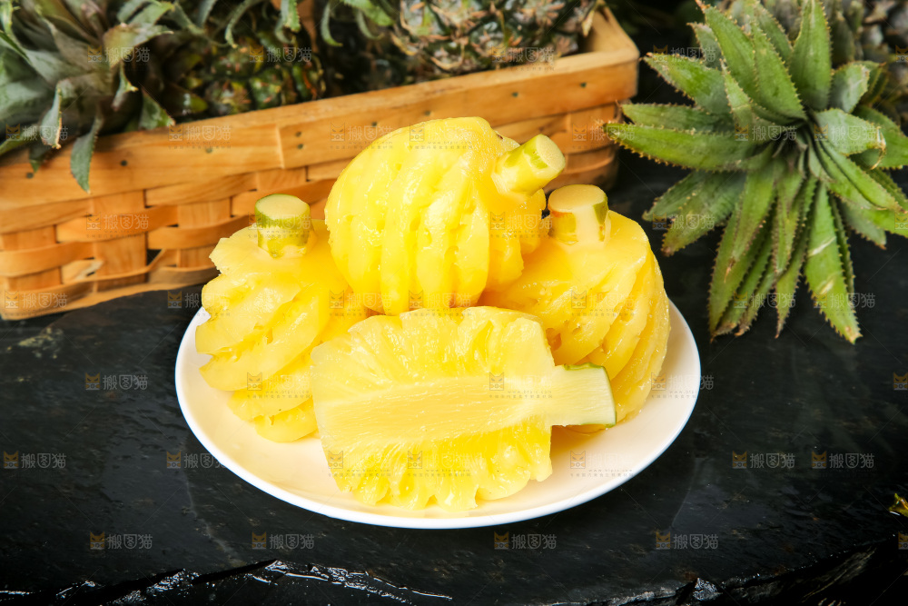 石板上放着泰国去皮小菠萝