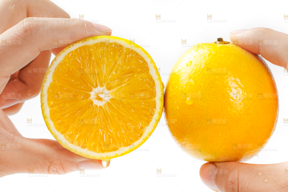 手里拿着新鲜褚橙