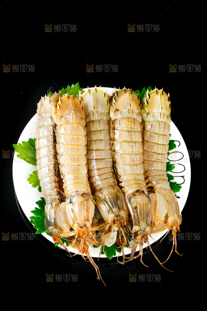 盘子里装着青岛皮皮虾