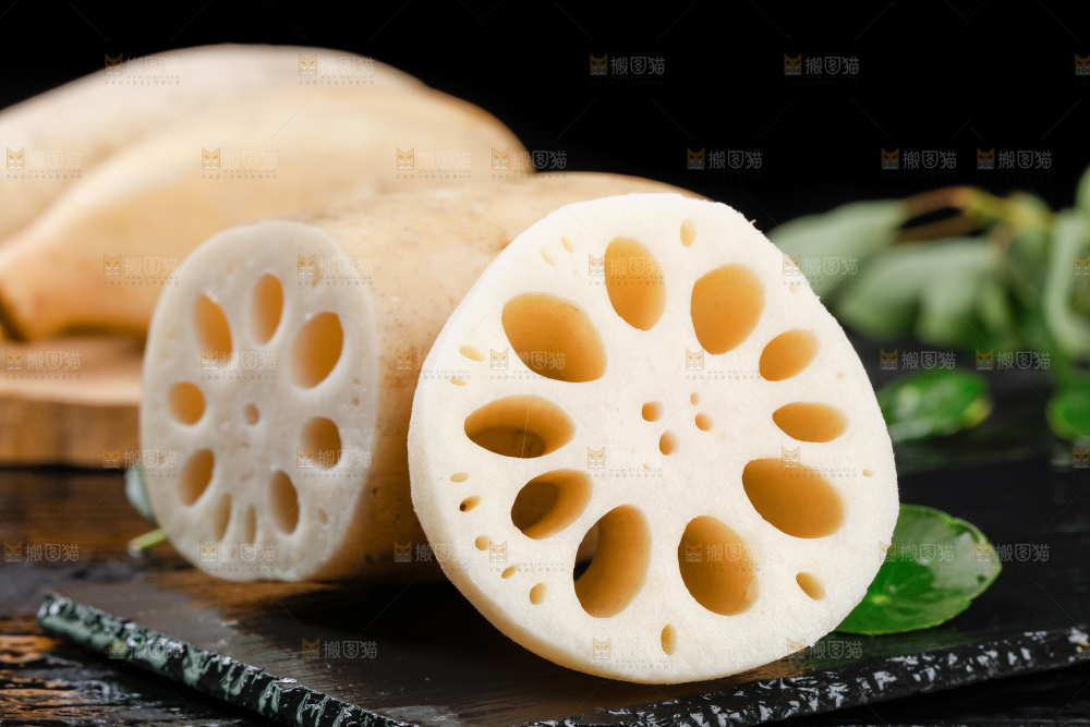 黑石板上放着新鲜莲藕