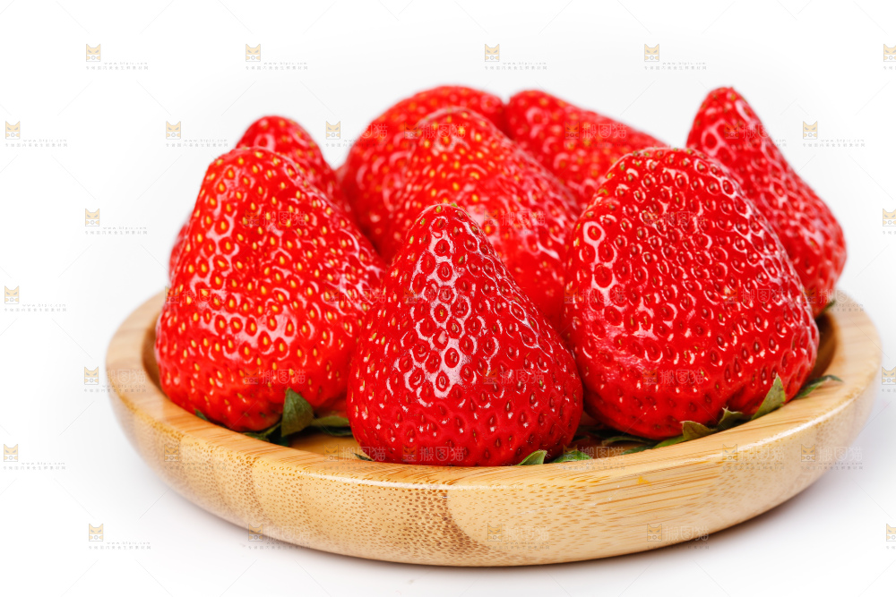 白底上放着一盘奶油草莓